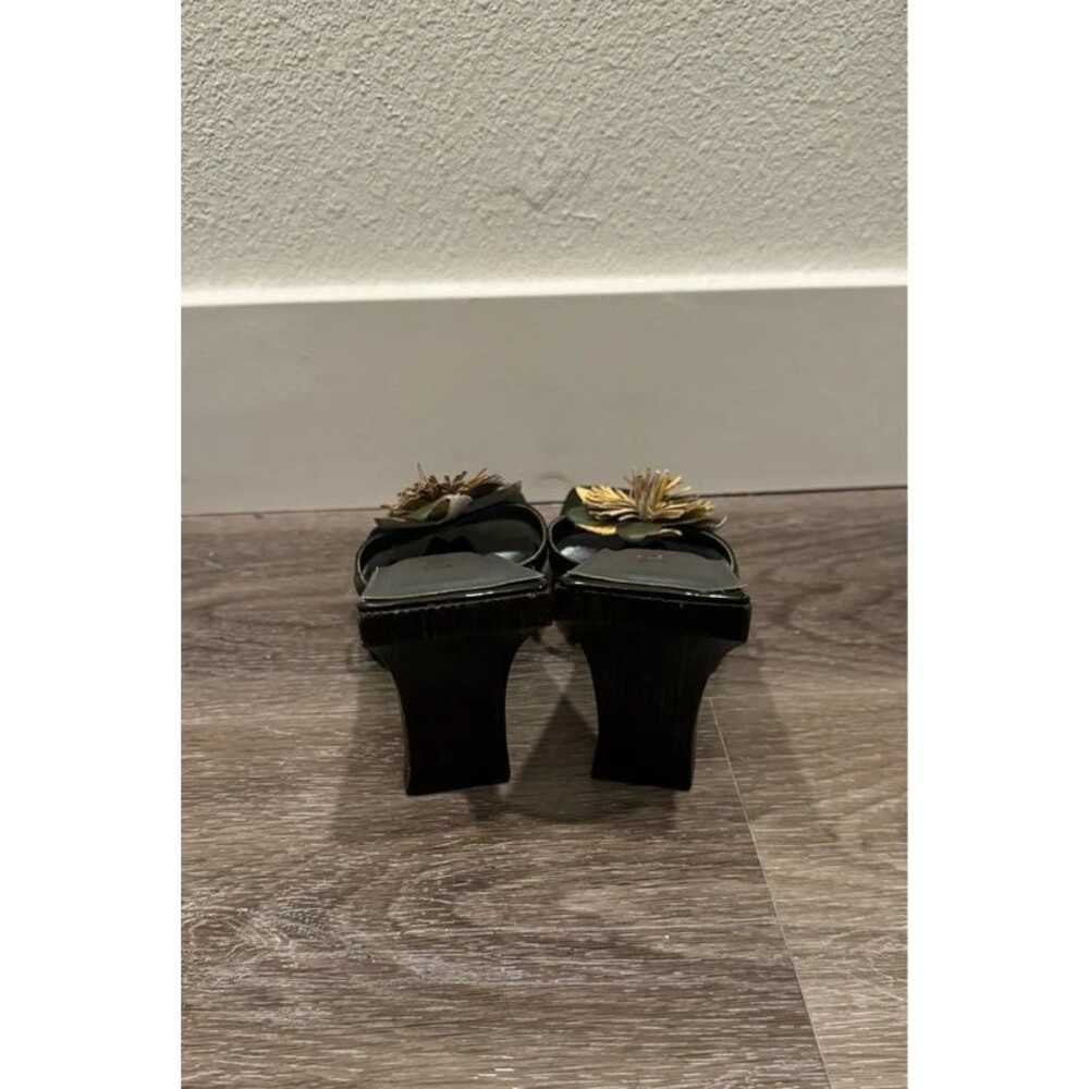 Two Lips Black Patent Flower Sandals Women’s 6 Narrow Slide Heels - Picture 3 of 5